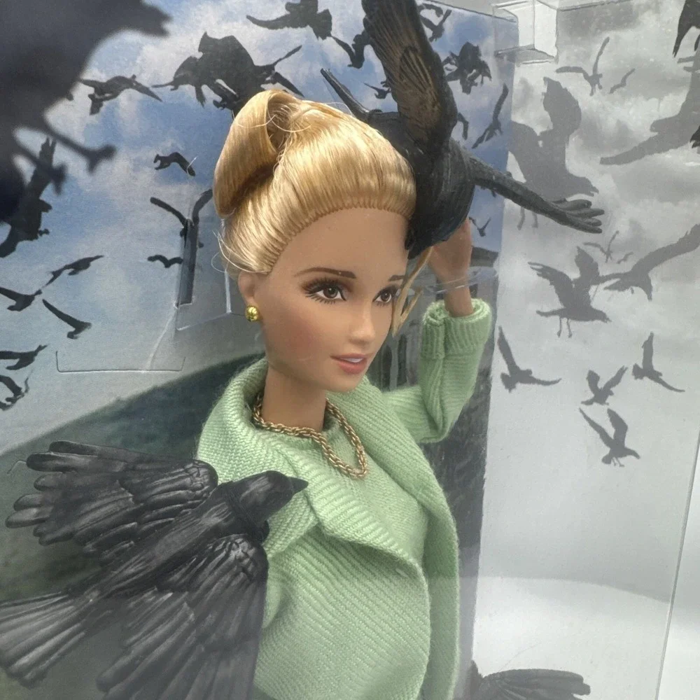 2008 The‎ Birds Barbie Doll - Black Label - Alfred Hitchcock 1963 Movie L9633